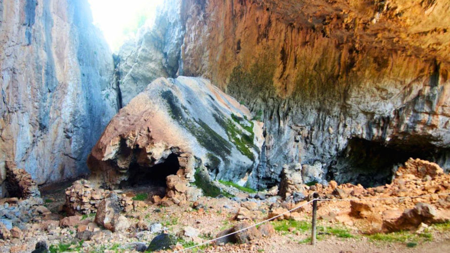 Senderos panorámicos en el Supramonte di Dorgali, un sumidero con vegetación mediterránea y un almuerzo para llevar con productos locales.
