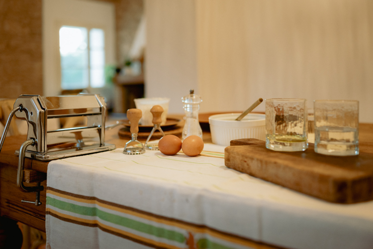 Tavolo con strumenti da cucina e ingredienti per la preparazione di ravioli tradizionali sardi