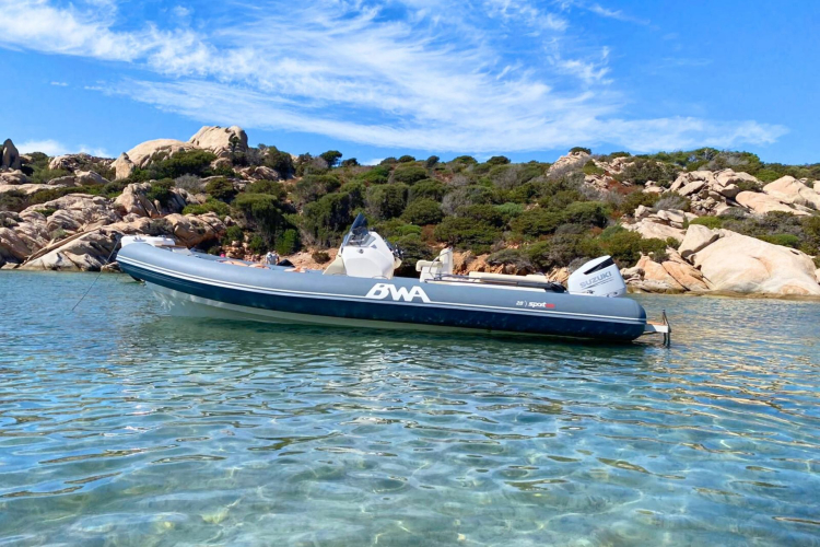 Beiboot vor Anker im kristallklaren Wasser von Caprera