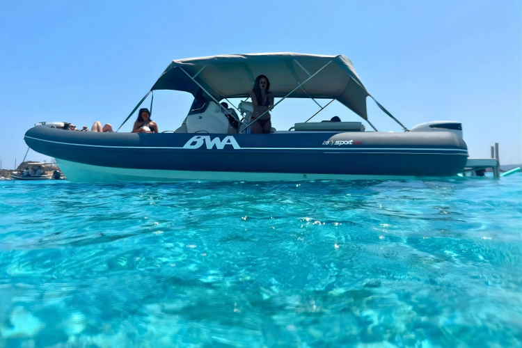 Beiboot geparkt im kristallklaren Meer des La Maddalena-Archipels