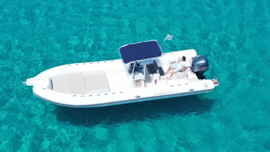 Un tour in gommone da Cagliari a Villasimius con soste per nuotare e ammirare paesaggi mozzafiato