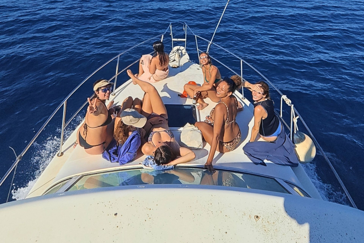 Un gruppo di persone si dirige verso uno dei punti di immersione di Santa Teresa