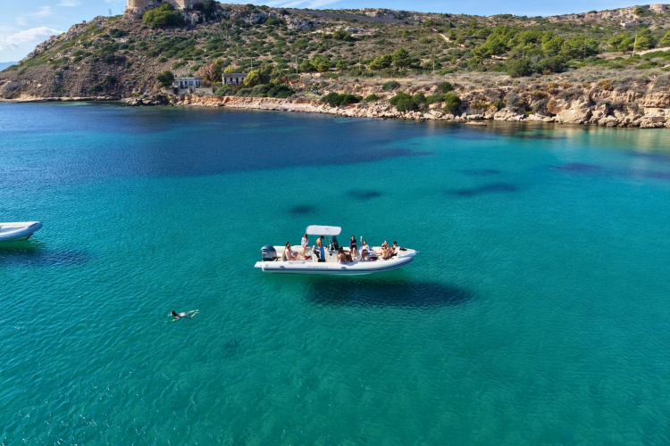 Gommoni in sosta nelle cale nascoste della costa di Cagliari