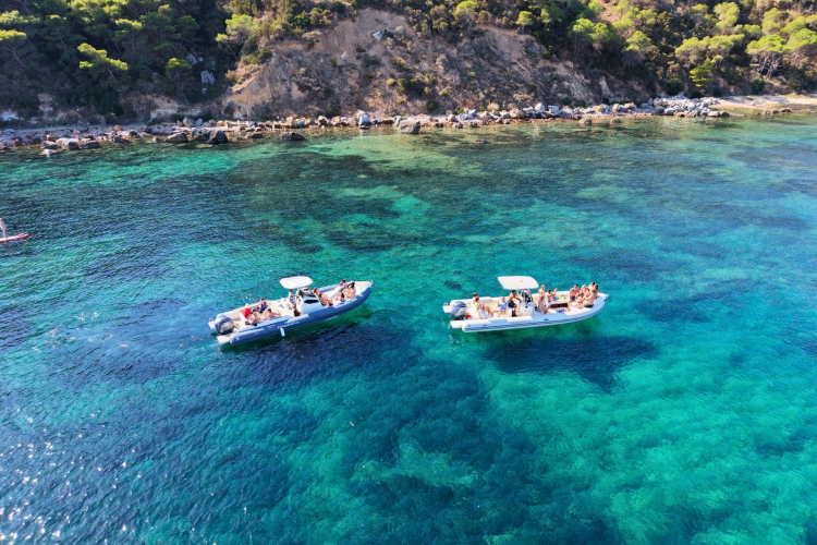Gommoni in sosta nelle cale nascoste della costa di Cagliari