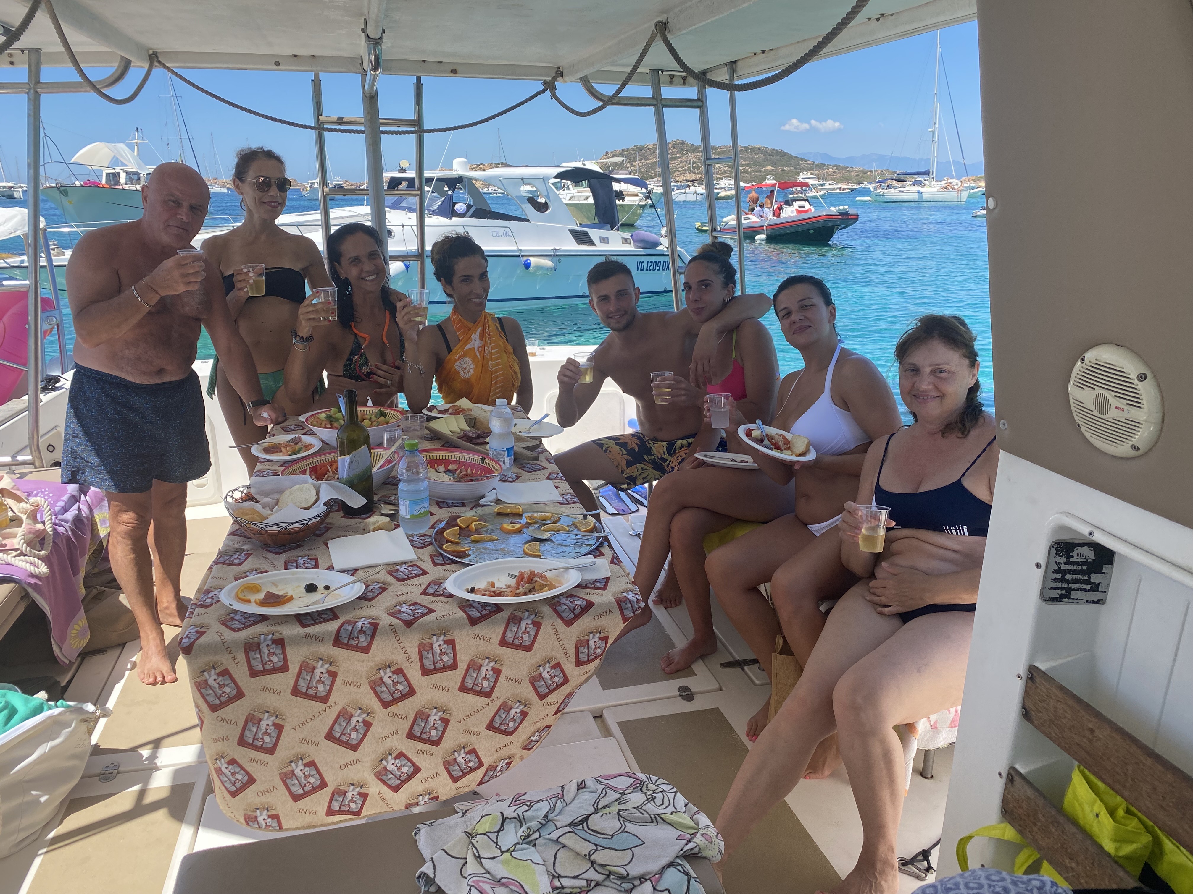 Personas a bordo del barco durante el recorrido a Caprera