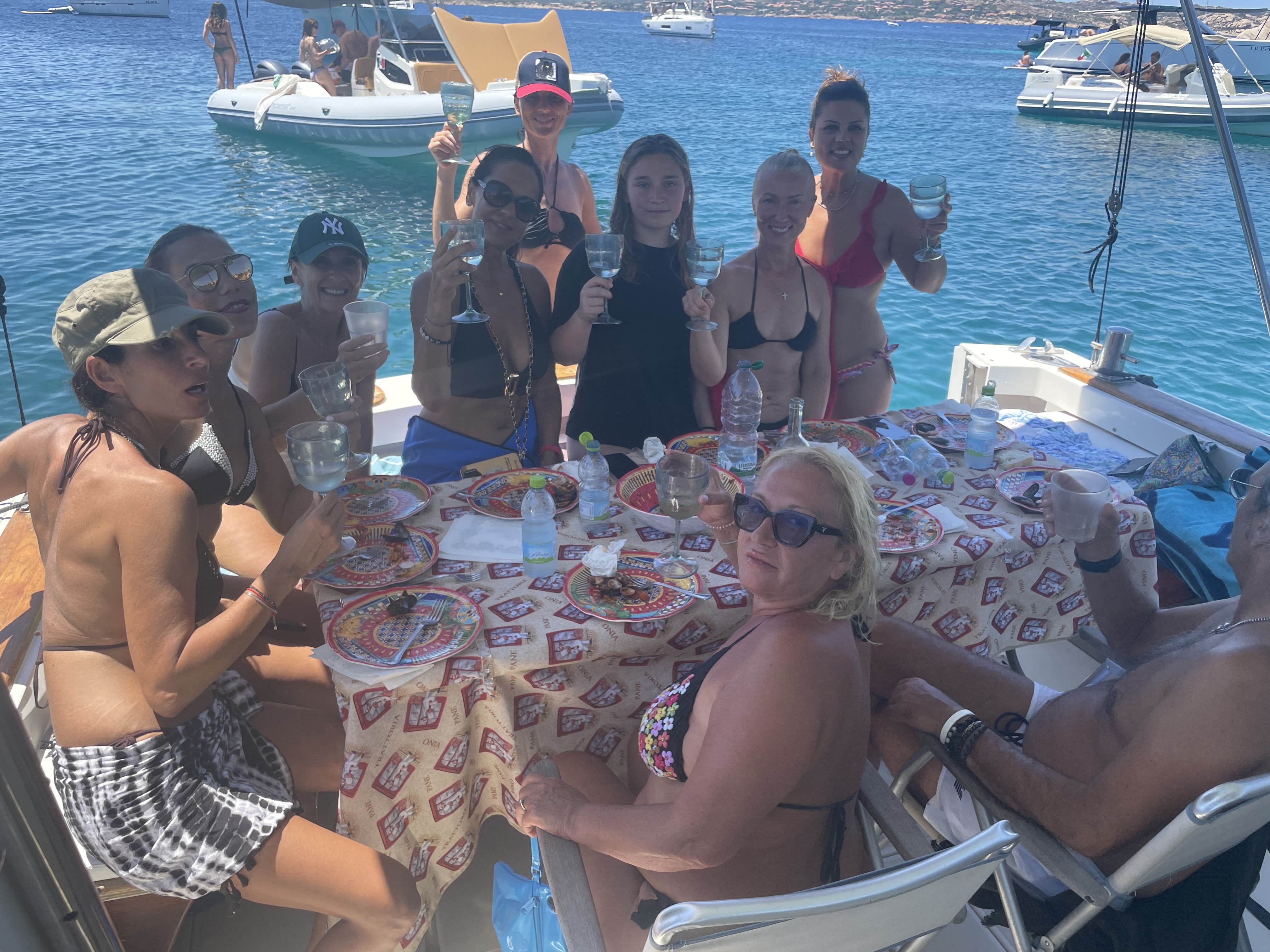 La gente almuerza a bordo del barco durante el recorrido por Spargi