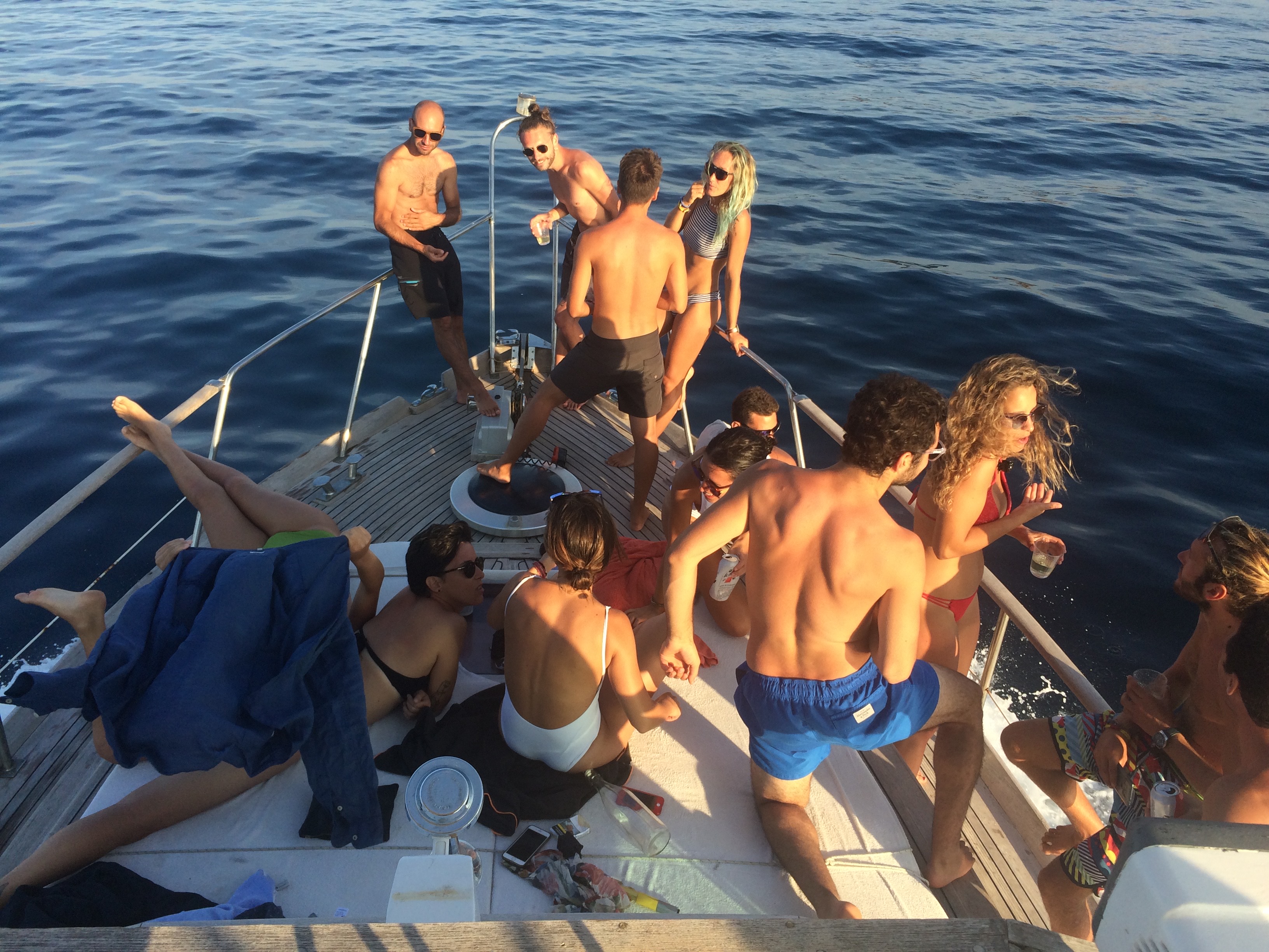 Personas a bordo del barco durante el recorrido por Spargi y Budelli
