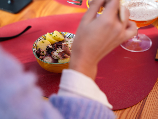 Bière artisanale sarde accompagnée de dégustations de produits frais