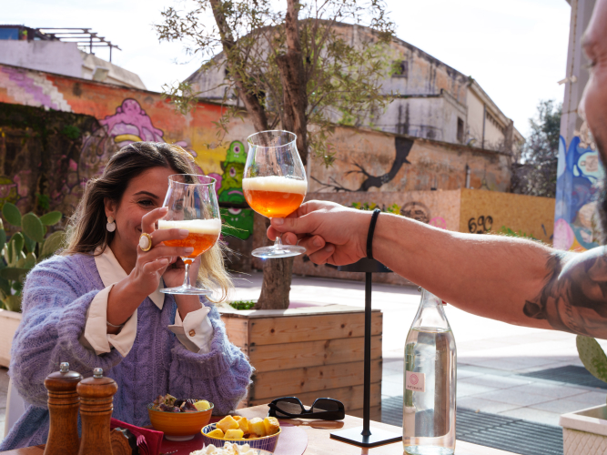 Deux personnes dégustent les bières artisanales proposées lors de la dégustation
