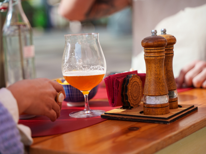 Table préparée pour la dégustation de bières artisanales à Olbia