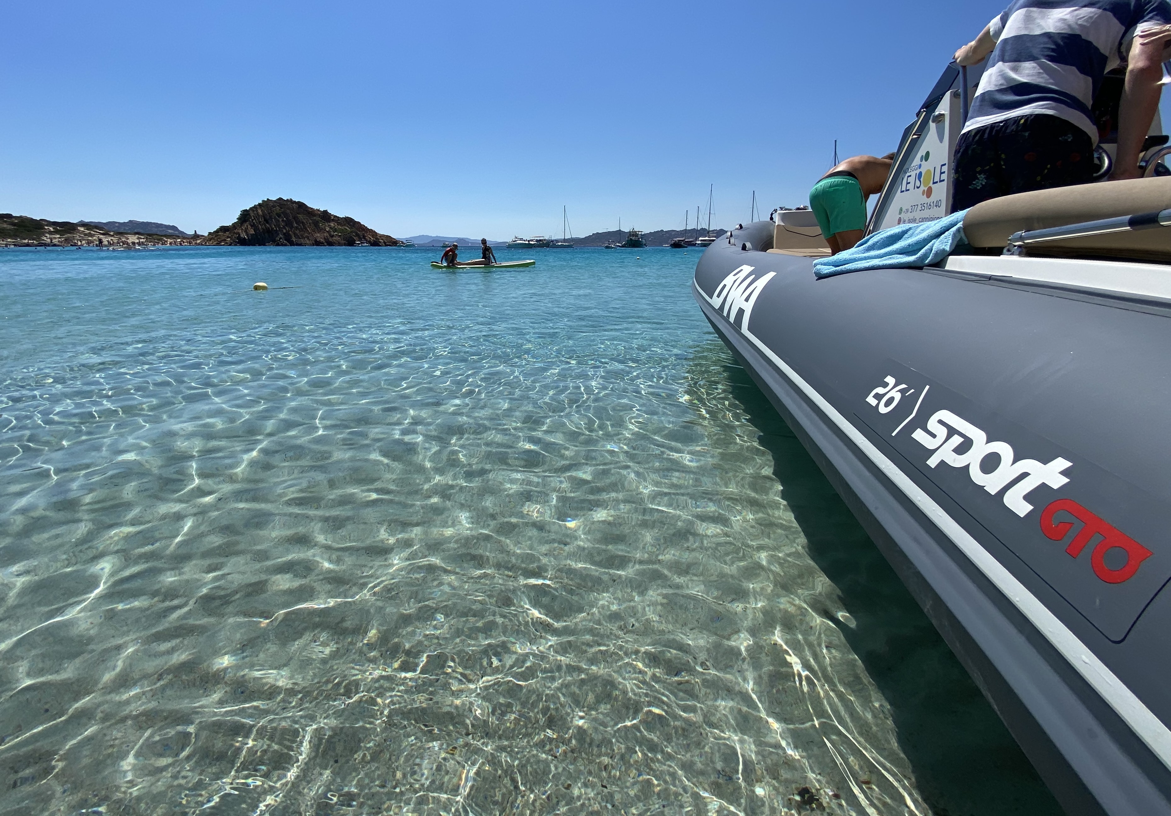 Gommone mentre naviga nelle acque cristalline dell'arcipelago di La Maddalena