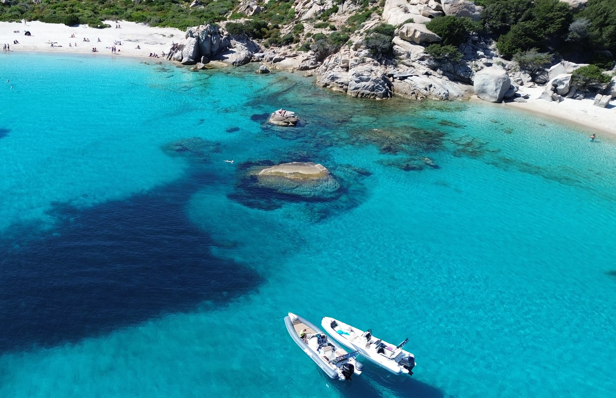 Tour in gommone lungo la costa nord-est della Sardegna con partenza da Cannigione, sosta in una cala per un bagno e aperitivo a bordo