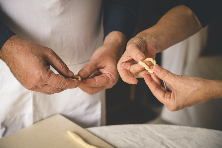 Dos personas que trabajan con pasta en un taller privado de pasta en Cagliari.