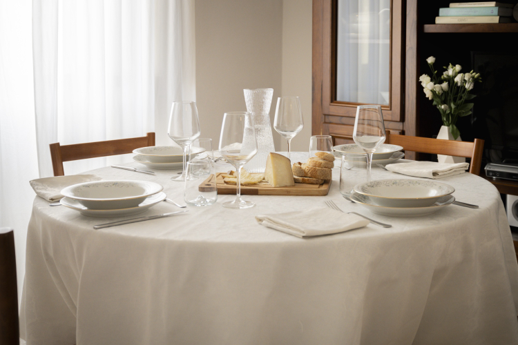 Mesa preparada para degustar la pasta preparada durante el taller en Cagliari