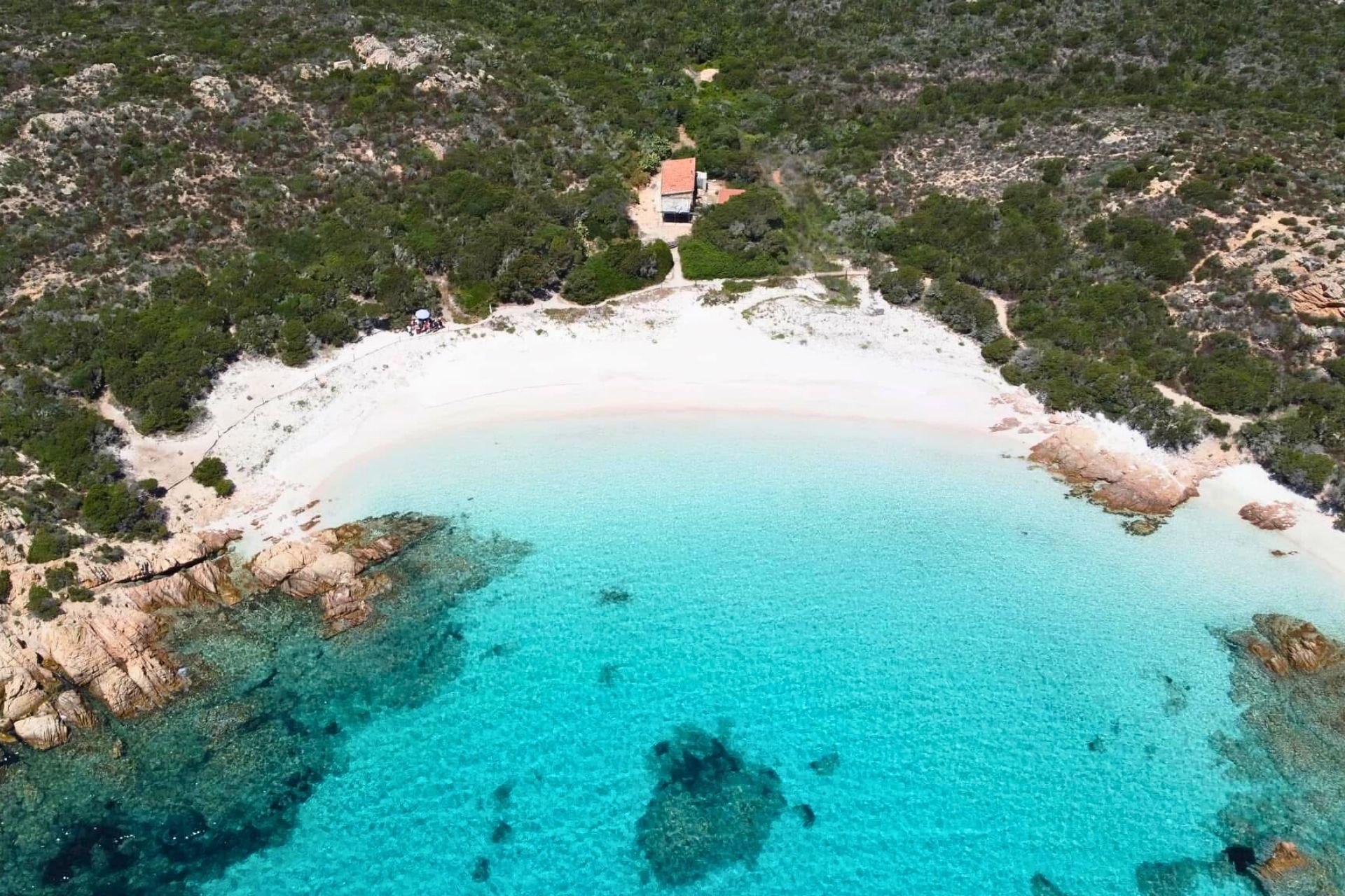 Blick von oben auf einen der Strände des Archipels von La Maddalena