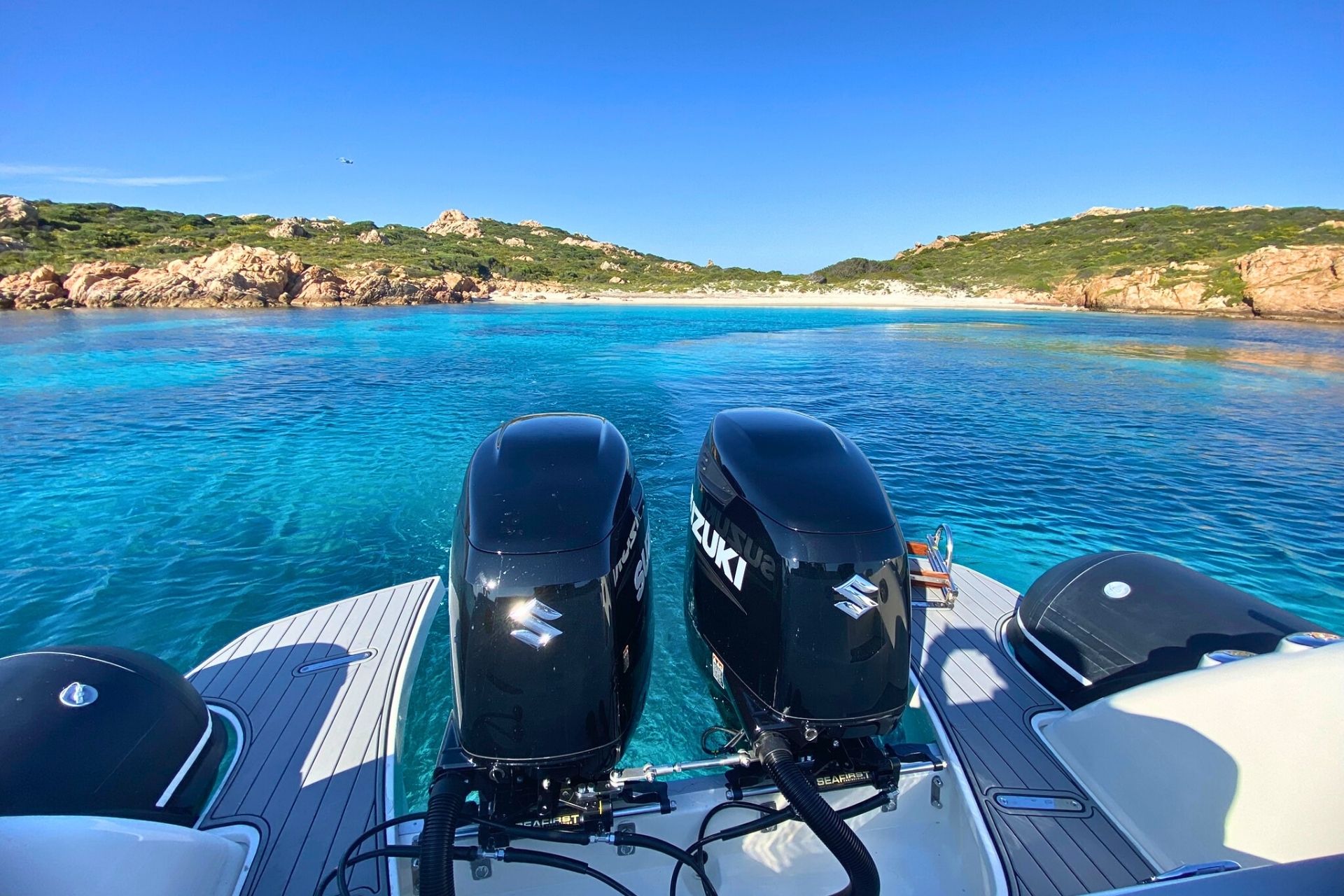 Gommone beginnt wieder in einer Bucht im Archipel von La Maddalena