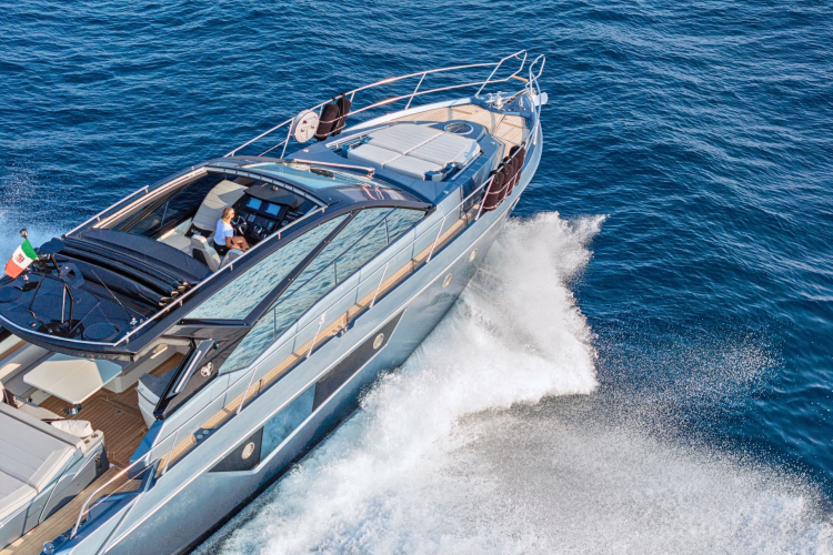 Luxusyacht segelt durch das kristallklare Wasser Sardiniens