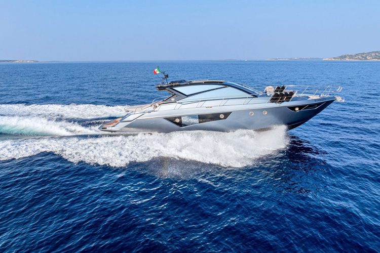 Luxusyacht zum Mieten für eine Tagestour entlang der Nordostküste Sardiniens