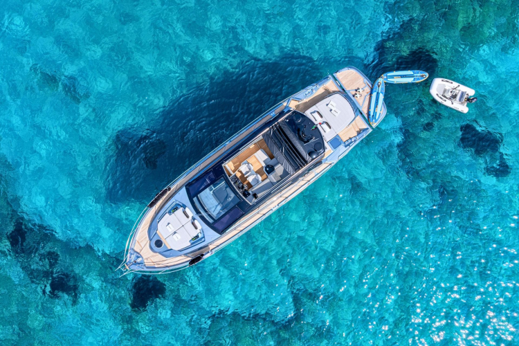 Eine luxuriöse Privatyacht segelt durch kristallklares Wasser und versteckte Buchten und bietet ein exklusives Erlebnis