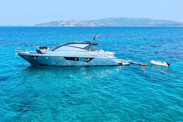 Luxusyachten segeln entlang der Nordküste Sardiniens