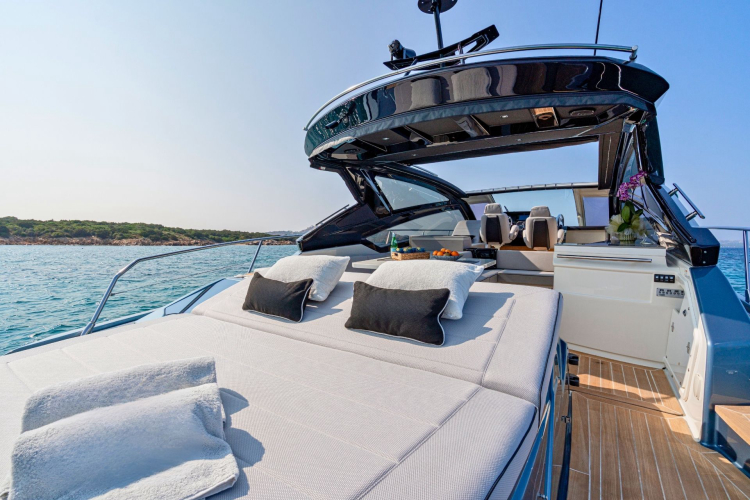 Luxusyacht mit Ruhebereich und Essbereich im Freien, ideal für einen Tag voller Freizeit und Entspannung im Nordosten Sardiniens.