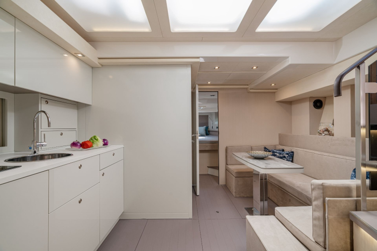 Innenraum einer luxuriösen Privatyacht mit Küche und Entspannungsbereich, bereit für einen Tag voller Luxus und Spaß auf Sardinien.