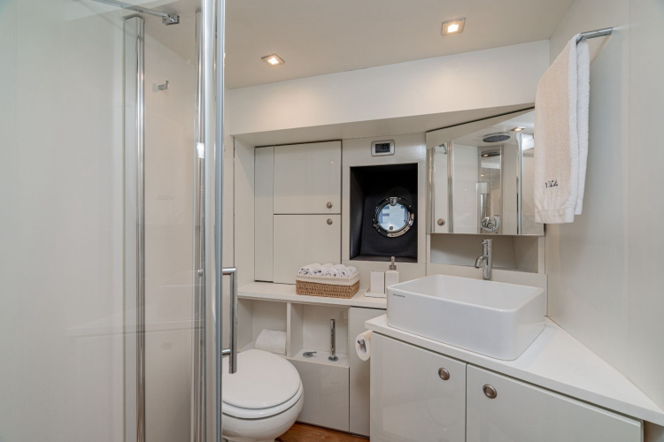 Bild eines Badezimmers mit Dusche, Toilette, Waschbecken und Panoramafenster mit einer sauberen und hellen Umgebung.