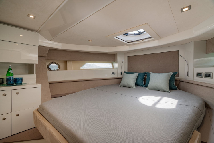 Innenraum einer luxuriösen Privatyacht mit Bett, Fenster und Panoramablick. Die flexible Reiseroute ermöglicht es Ihnen, geheime Bäche und abgelegene Buchten zu erkunden.