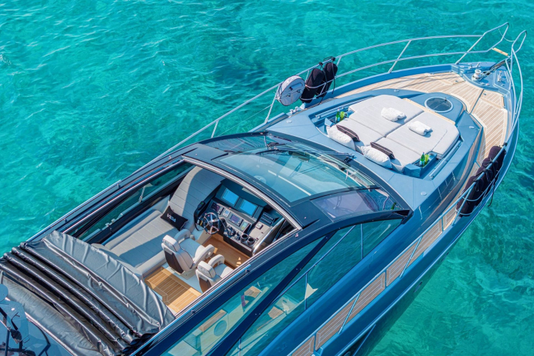 Luxusyacht zum Mieten für eine Tagestour entlang der Nordostküste Sardiniens