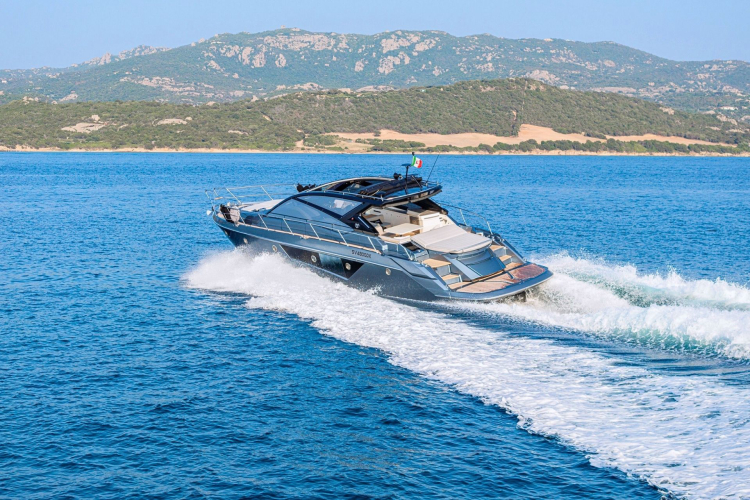 Bild einer Luxusyacht, die entlang der Nordküste Sardiniens segelt