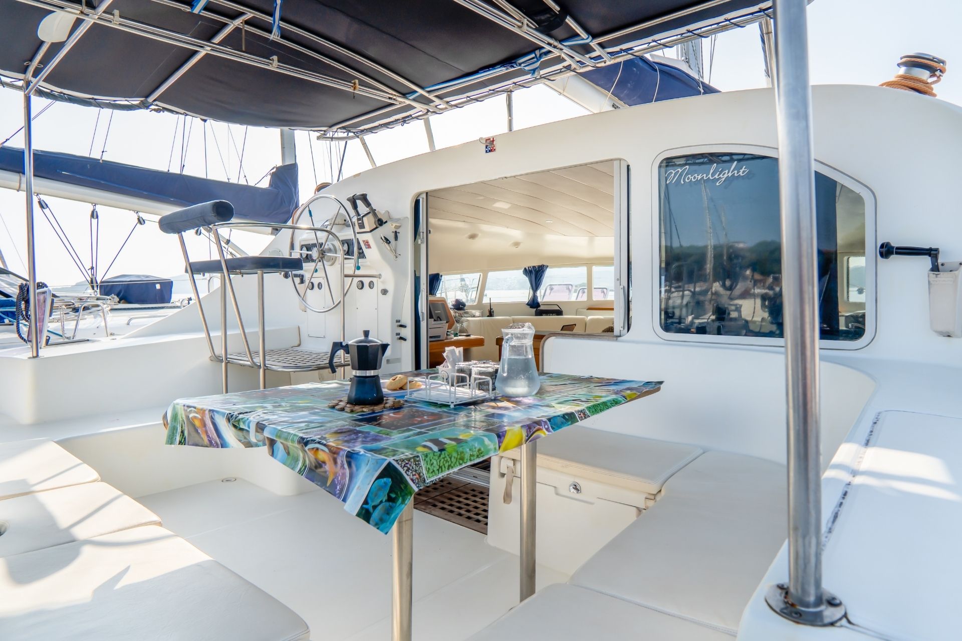 Catamarán con mesa puesta y vista de una isla en el archipiélago de La Maddalena