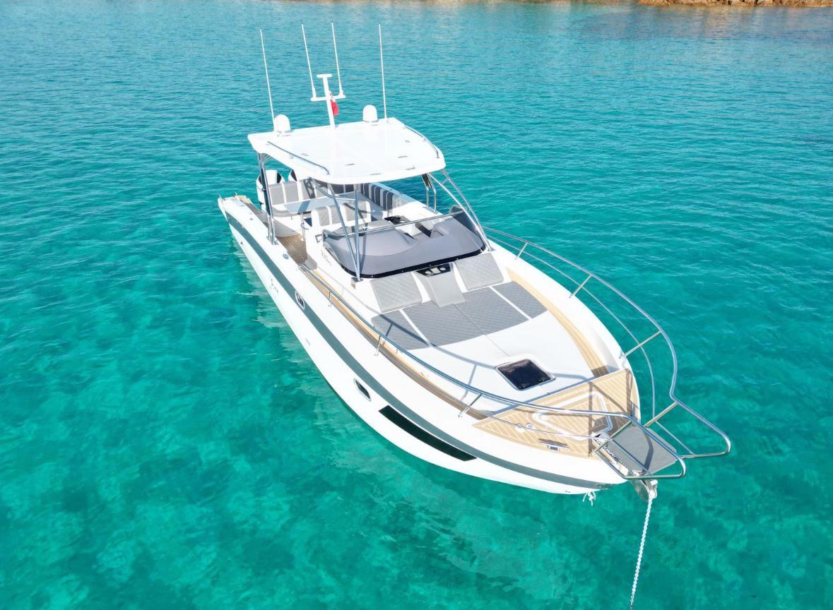 Machen Sie eine private Bootstour durch das kristallklare Wasser zwischen La Maddalena und Tavolara