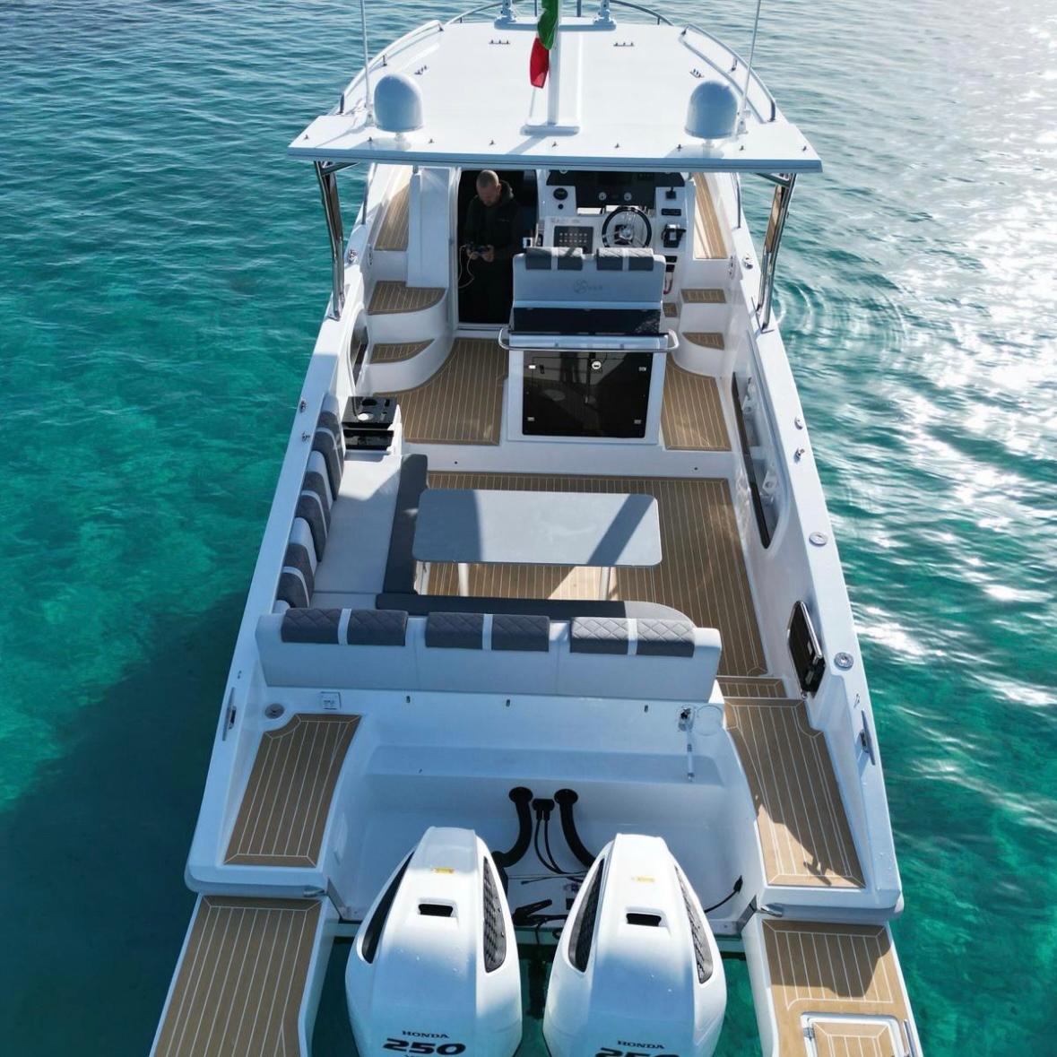 Privatboot mit luxuriöser Innenausstattung, bereit für eine private Tour durch Sardinien, mit atemberaubender Aussicht und kristallklarem Wasser.