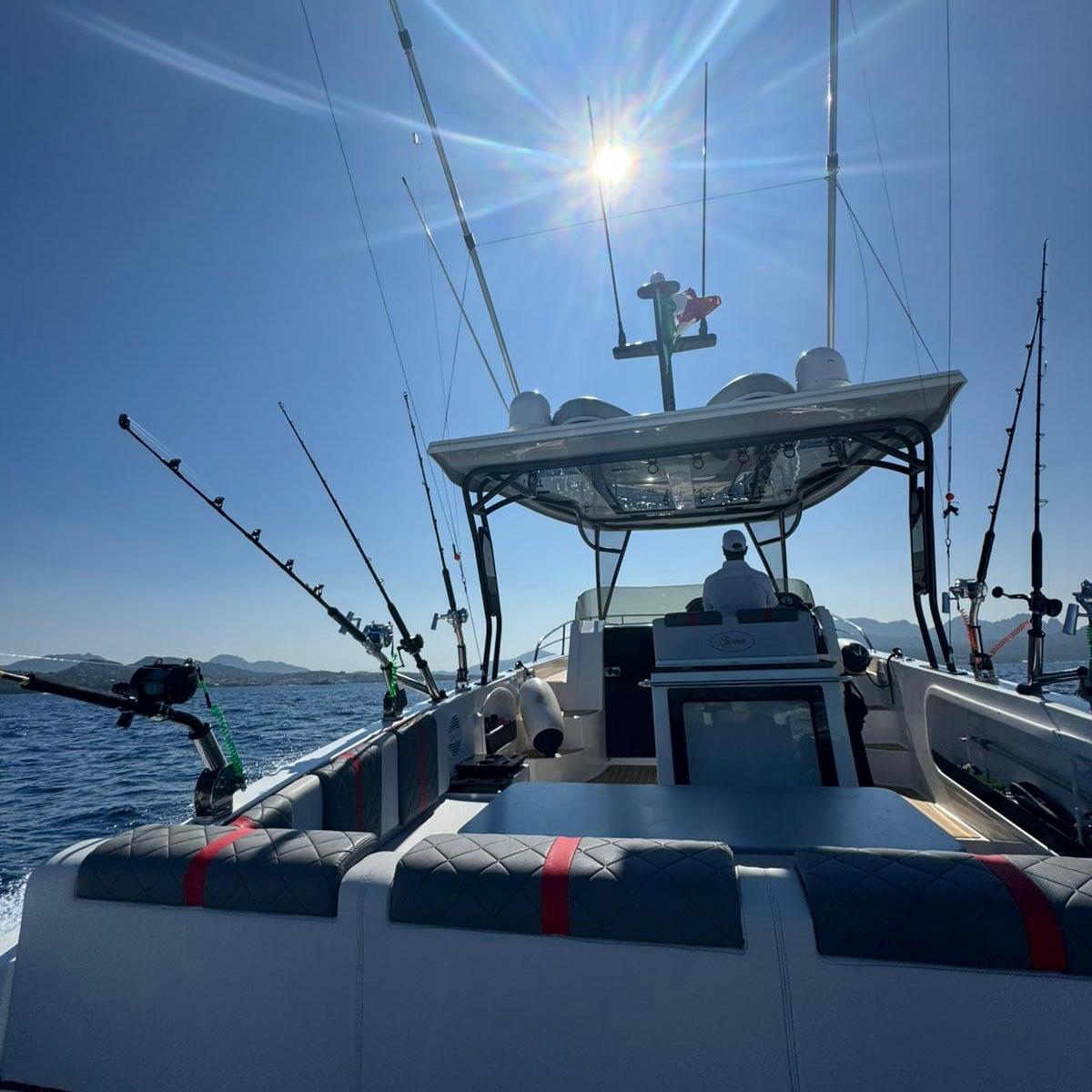 Barco moderno y cómodo con equipo profesional para pescar en el mar del noreste de Cerdeña. Tour privado con guía experto para principiantes y entusiastas