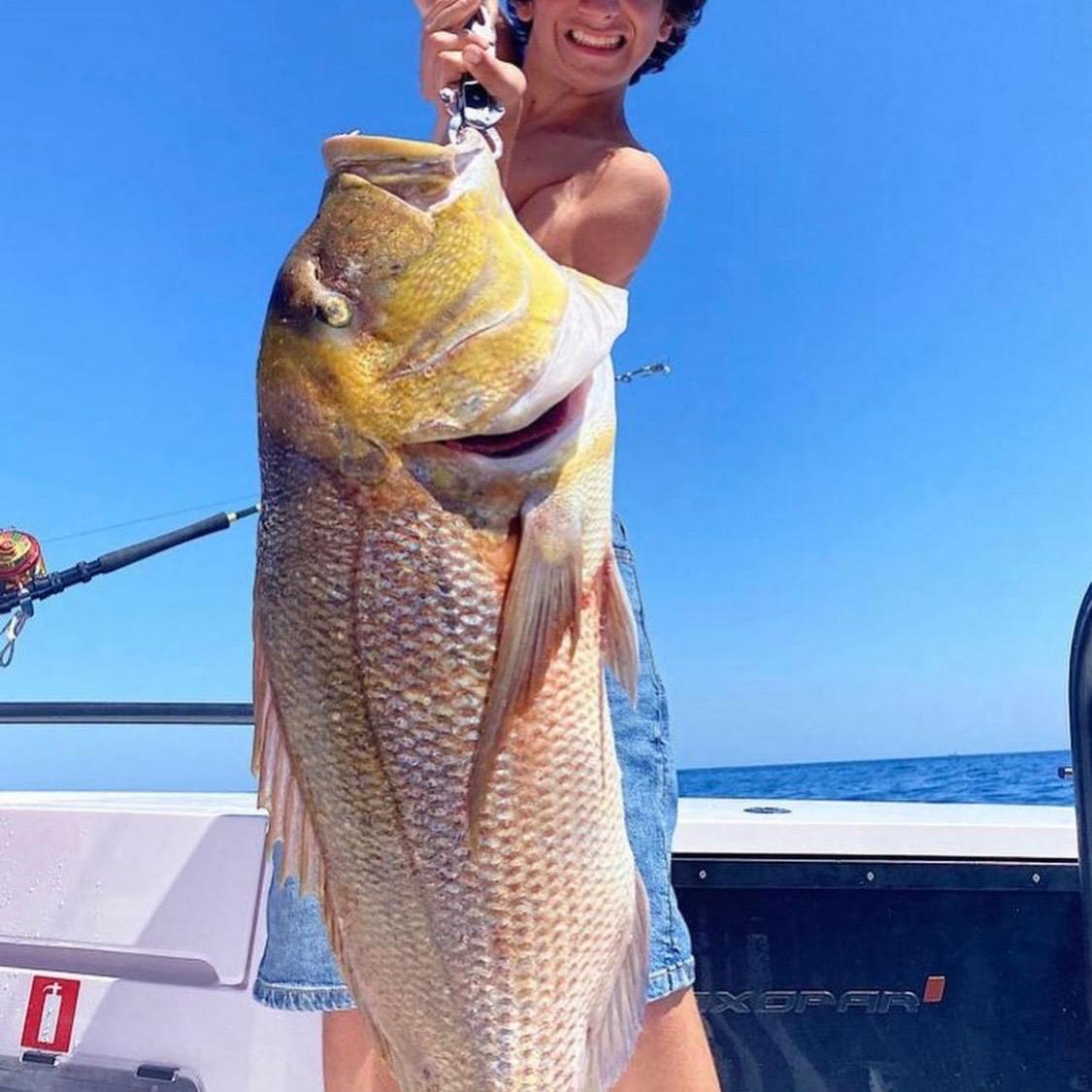 Captura del día durante el recorrido privado de pesca deportiva