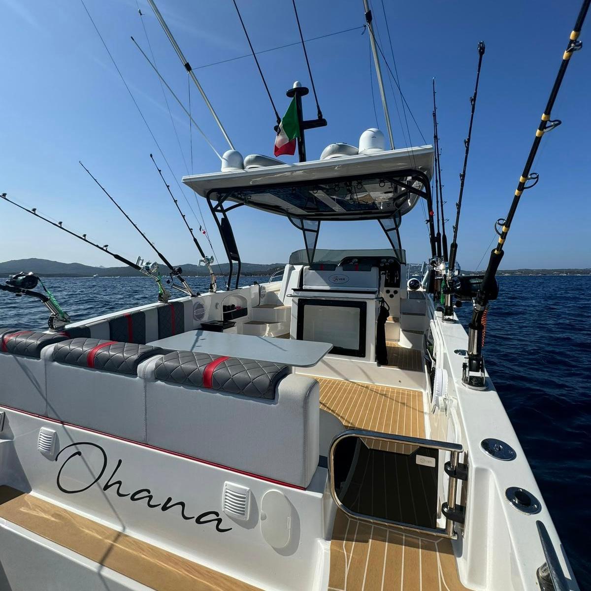 Barco moderno y cómodo con equipo profesional para pescar en el mar del noreste de Cerdeña. Tour privado con guía experto para principiantes y entusiastas