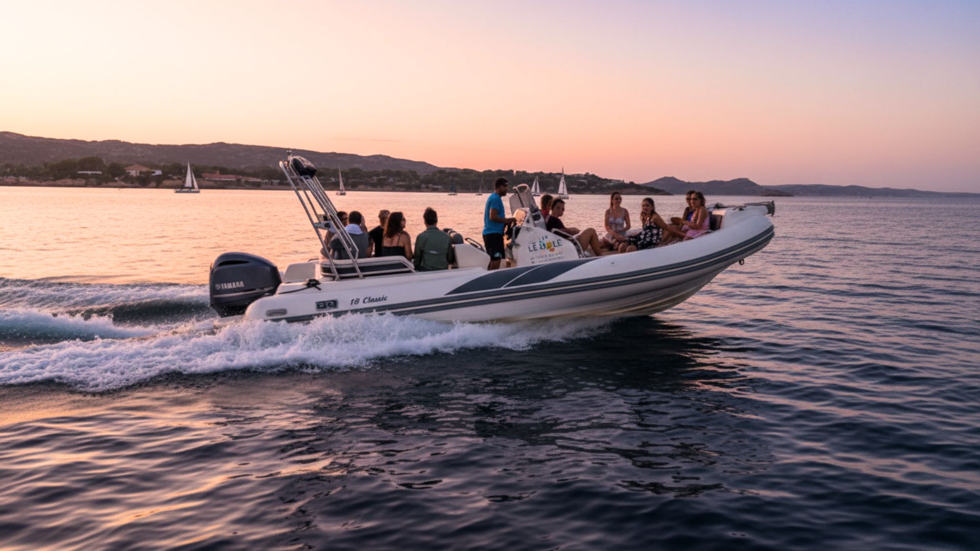 Gli ospiti godono di un tour in gommone lungo la costa nord-est della Sardegna, con partenza da Cannigione, sosta in una caletta per fare un bagno e un aperitivo a bordo.