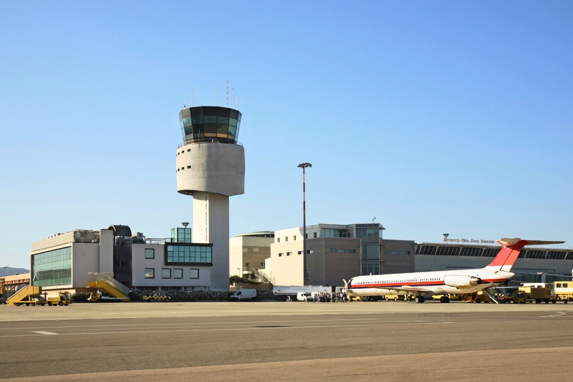 Aeropuerto de Olbia con servicio de autobús que sale hacia San Teodoro, ideal para comenzar unas vacaciones sin estrés en Cerdeña.