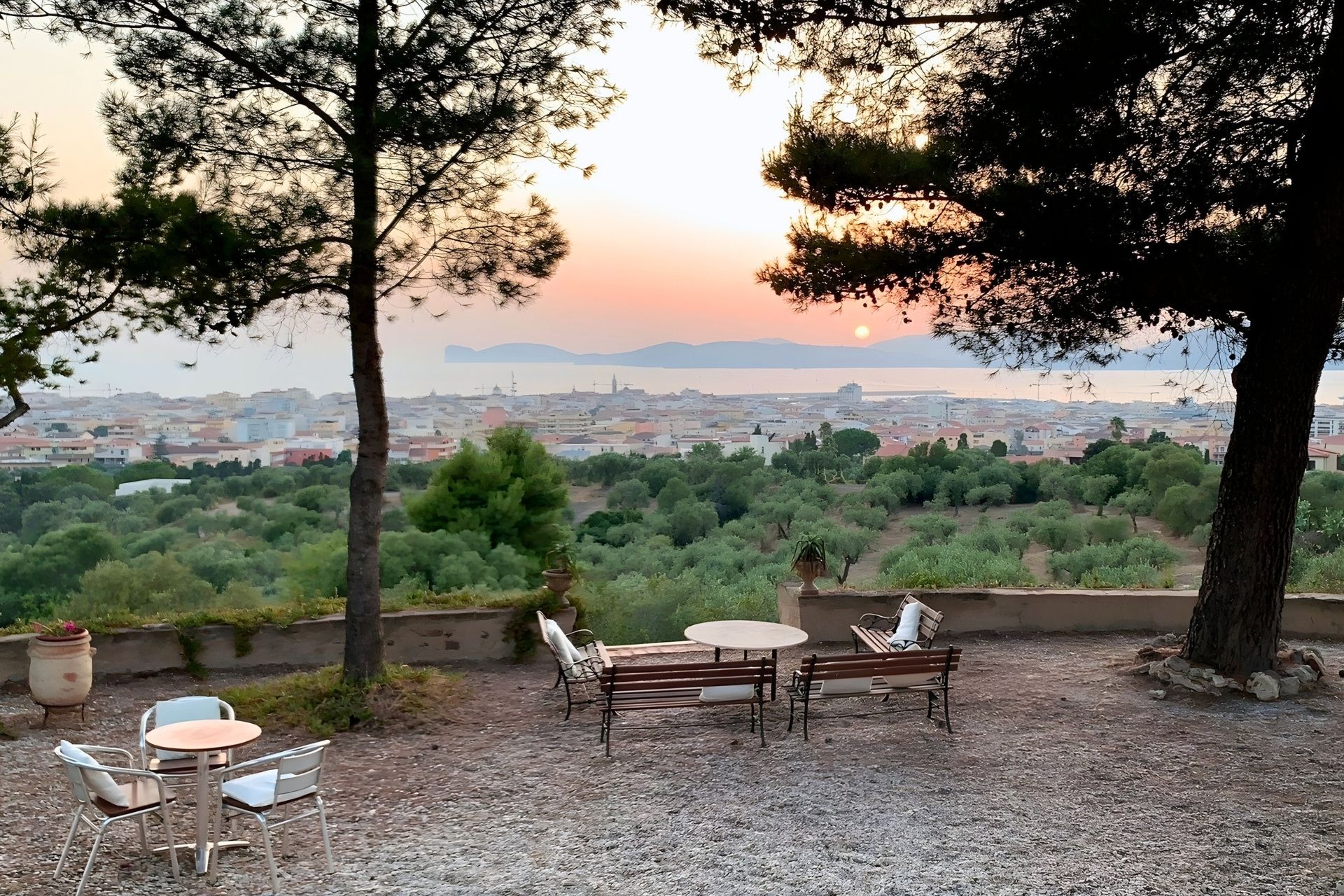 Panoramic view of the Gulf of Alghero, with tasting of local products and the possibility of lunch or dinner in a suggestive setting.