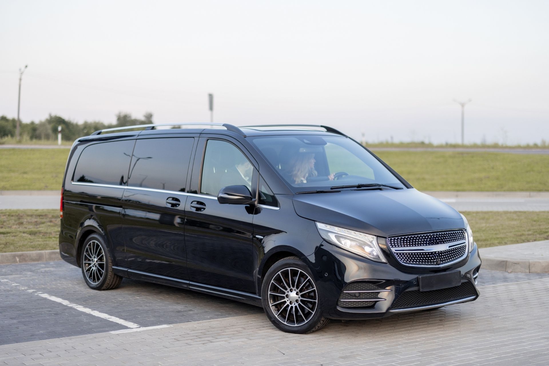 Moderner Minivan für den privaten Transfer vom Flughafen Olbia