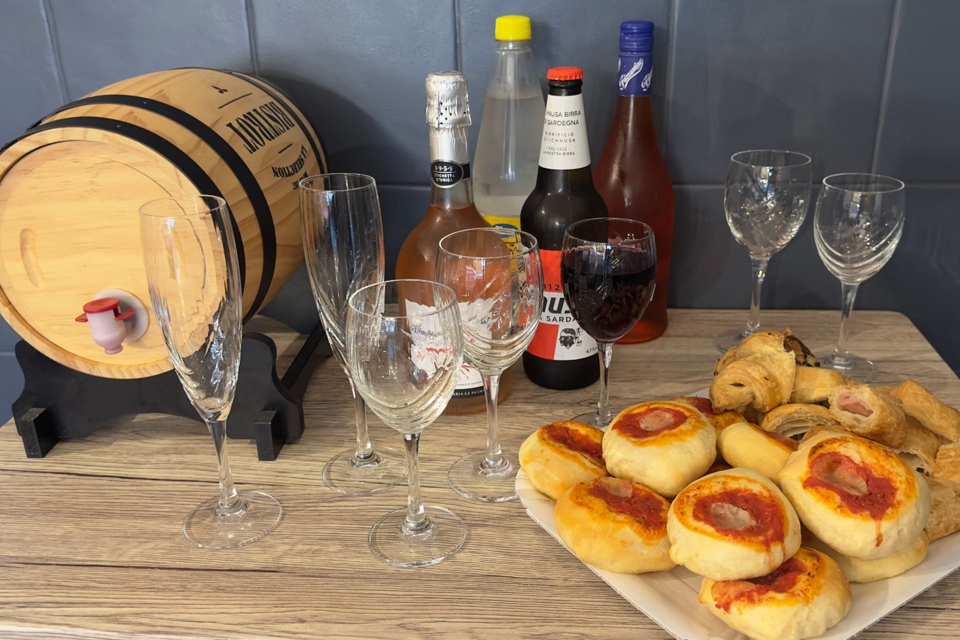 Aperitivo d benvenuto preparato nel panificio di Alghero, prima del laboratorio