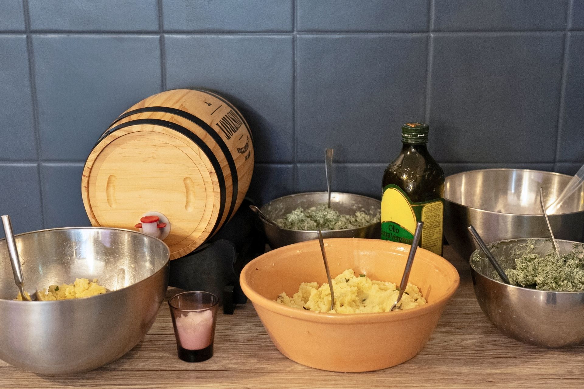 Ingredienti per il ripieno della pasta tipica sarda preparata durante il laboratorio nella panetteria di Alghero.
