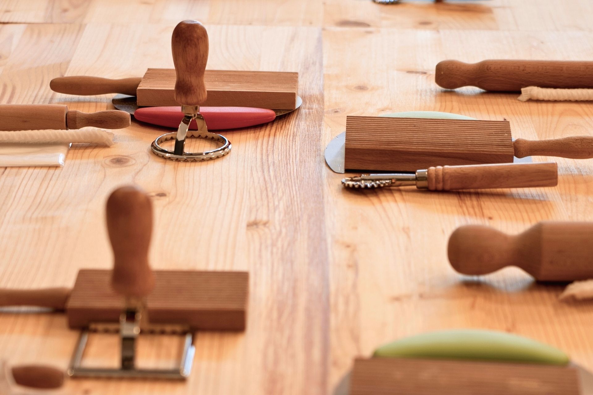 Strumenti da cucina in legno per la preparazione della pasta.