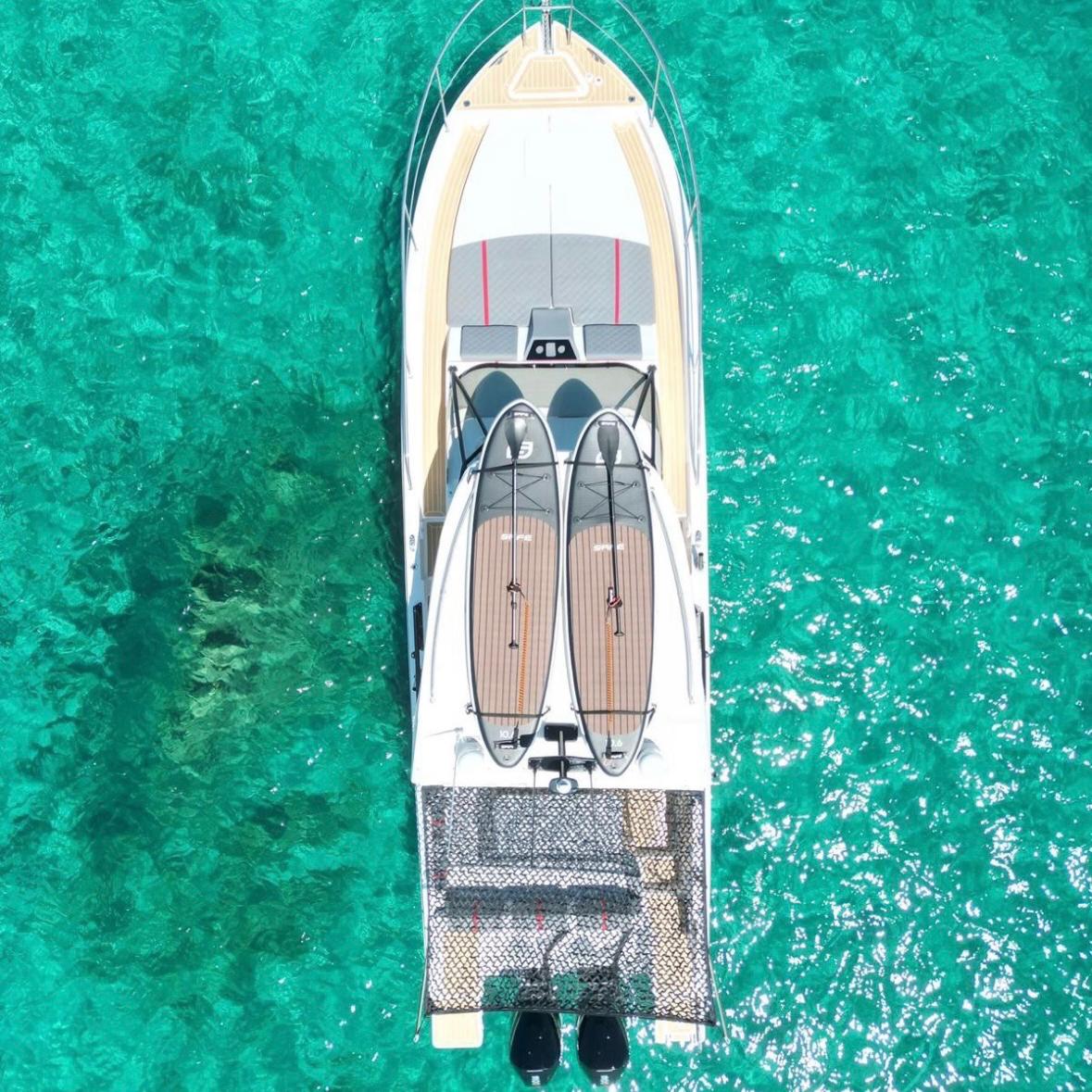 Ein privates Boot segelt durch das kristallklare Wasser Nordsardiniens und bietet Zugang zu versteckten Buchten und atemberaubenden Landschaften.