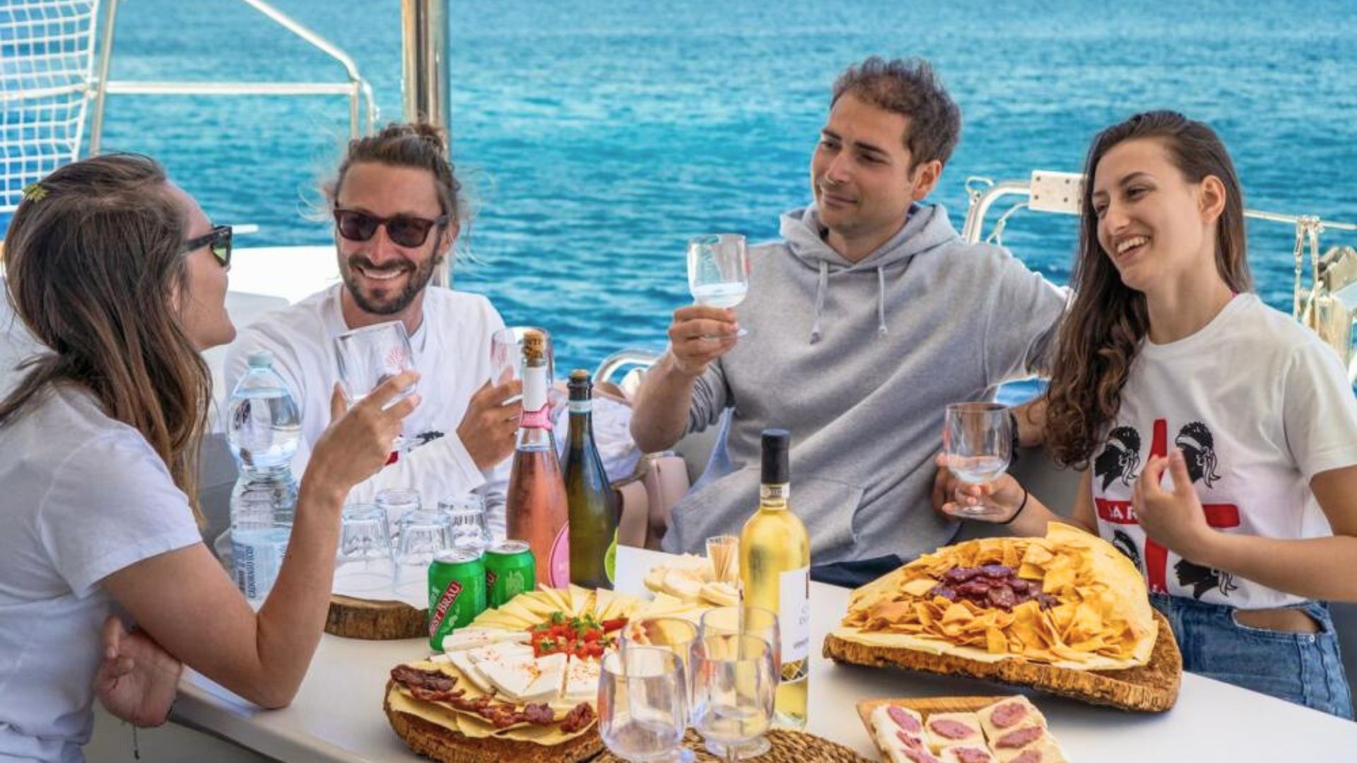 Groupe de personnes assises à une table sur un catamaran
