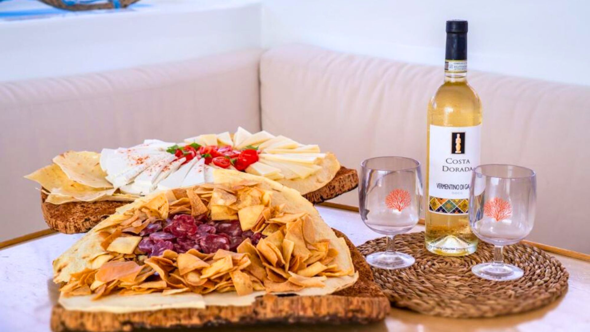 Apéritif à bord du catamaran lors de l'excursion à Spargi