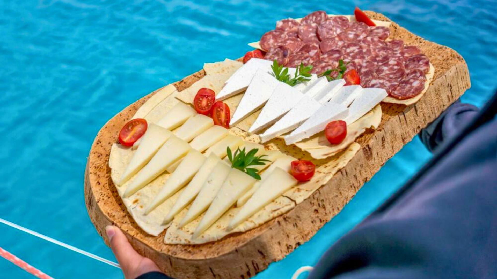 Apéritif avec des produits typiques de la Sardaigne offert à bord lors de la visite de Caprera
