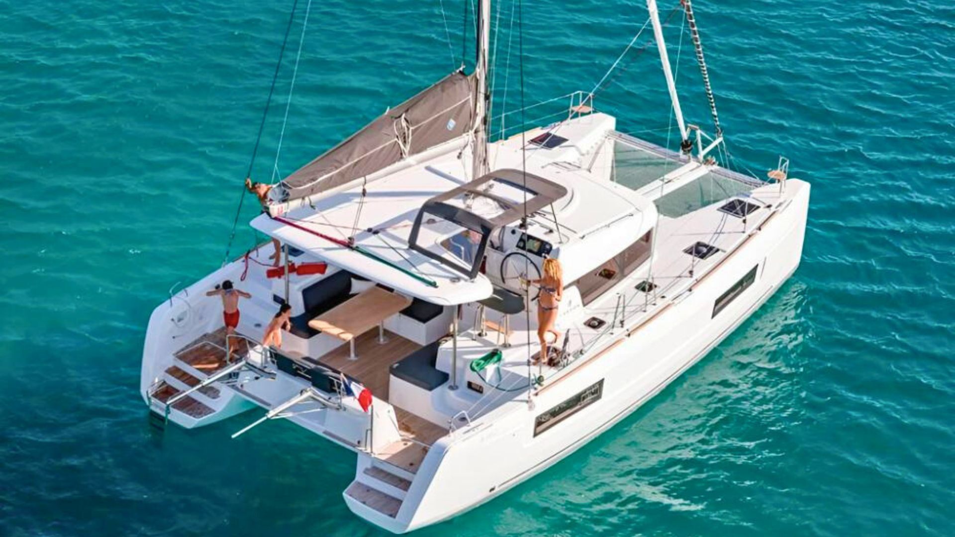 Catamaran avec passagers dans l'eau et à bord dans l'archipel de La Maddalena