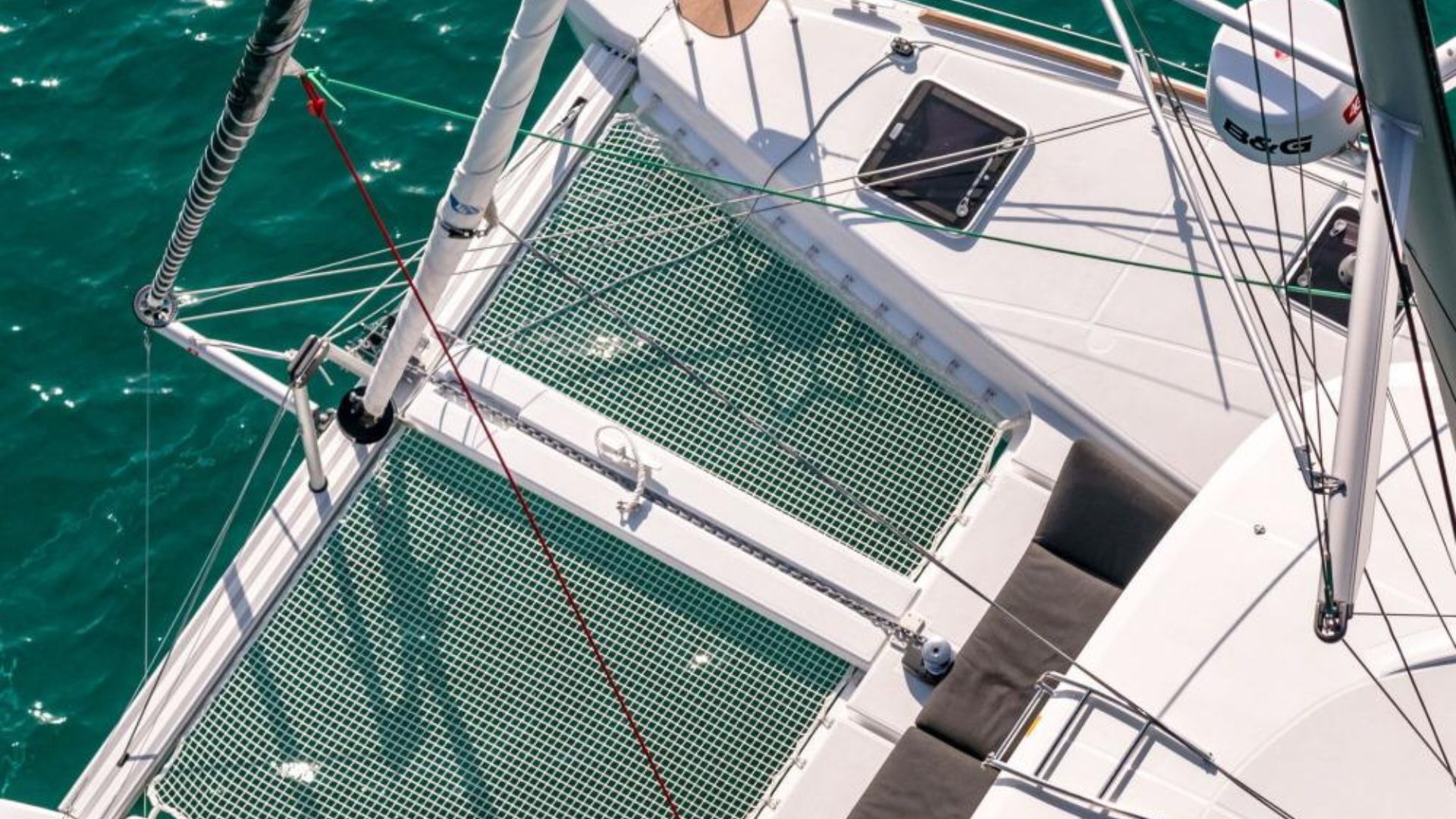 Catamaran de luxe naviguant dans l'archipel de La Maddalena au départ de Poltu Quatu
