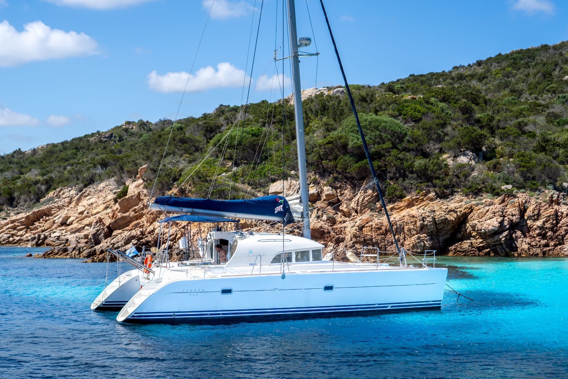 Luxury catamaran that sails between the islands of the La Maddalena Archipelago, with the possibility of swimming and lunch on board.